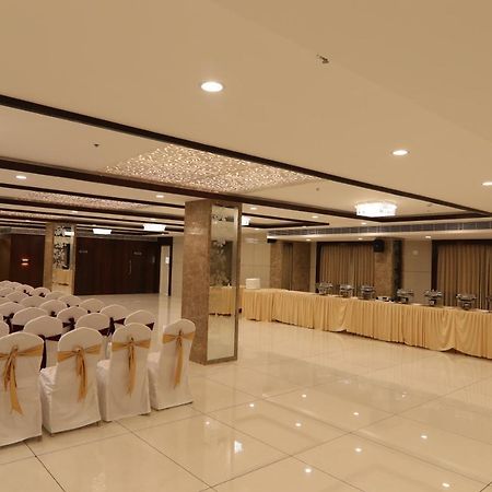 Sri Sri Sri Hotel Khammam Εξωτερικό φωτογραφία