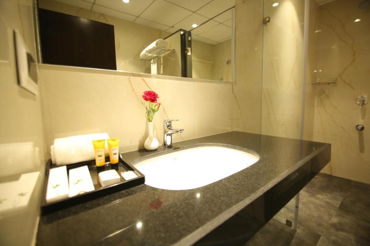 Sri Sri Sri Hotel Khammam Εξωτερικό φωτογραφία