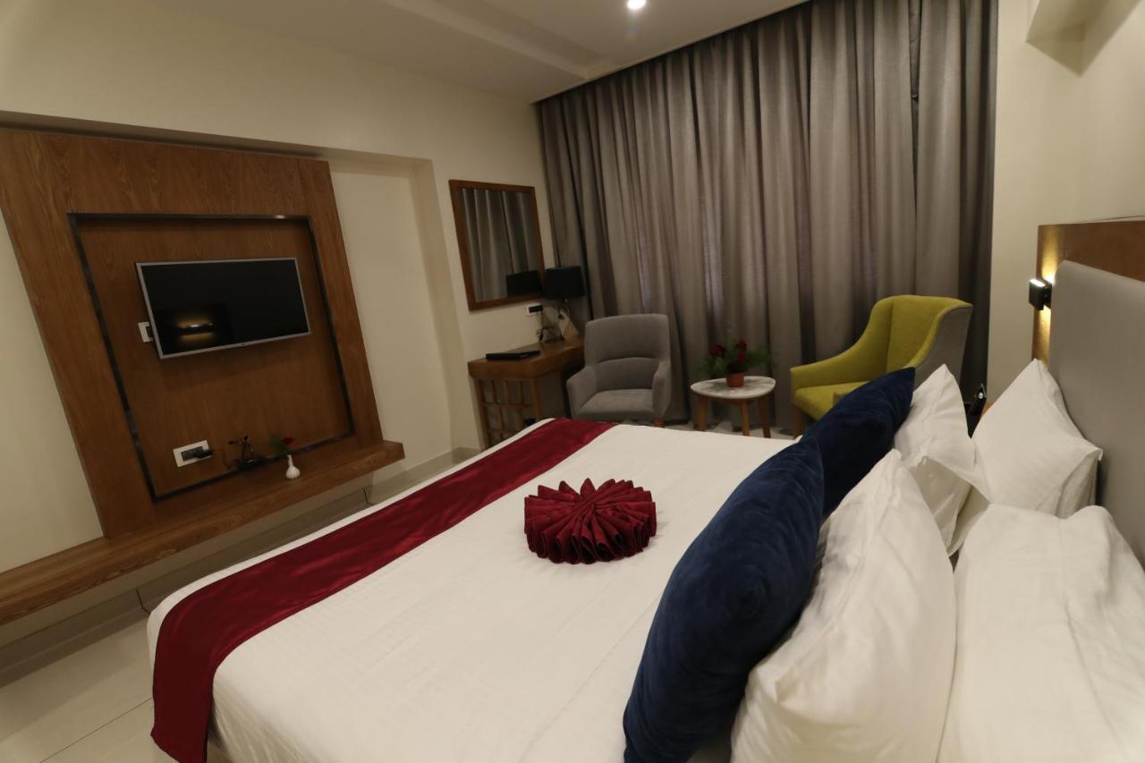 Sri Sri Sri Hotel Khammam Εξωτερικό φωτογραφία
