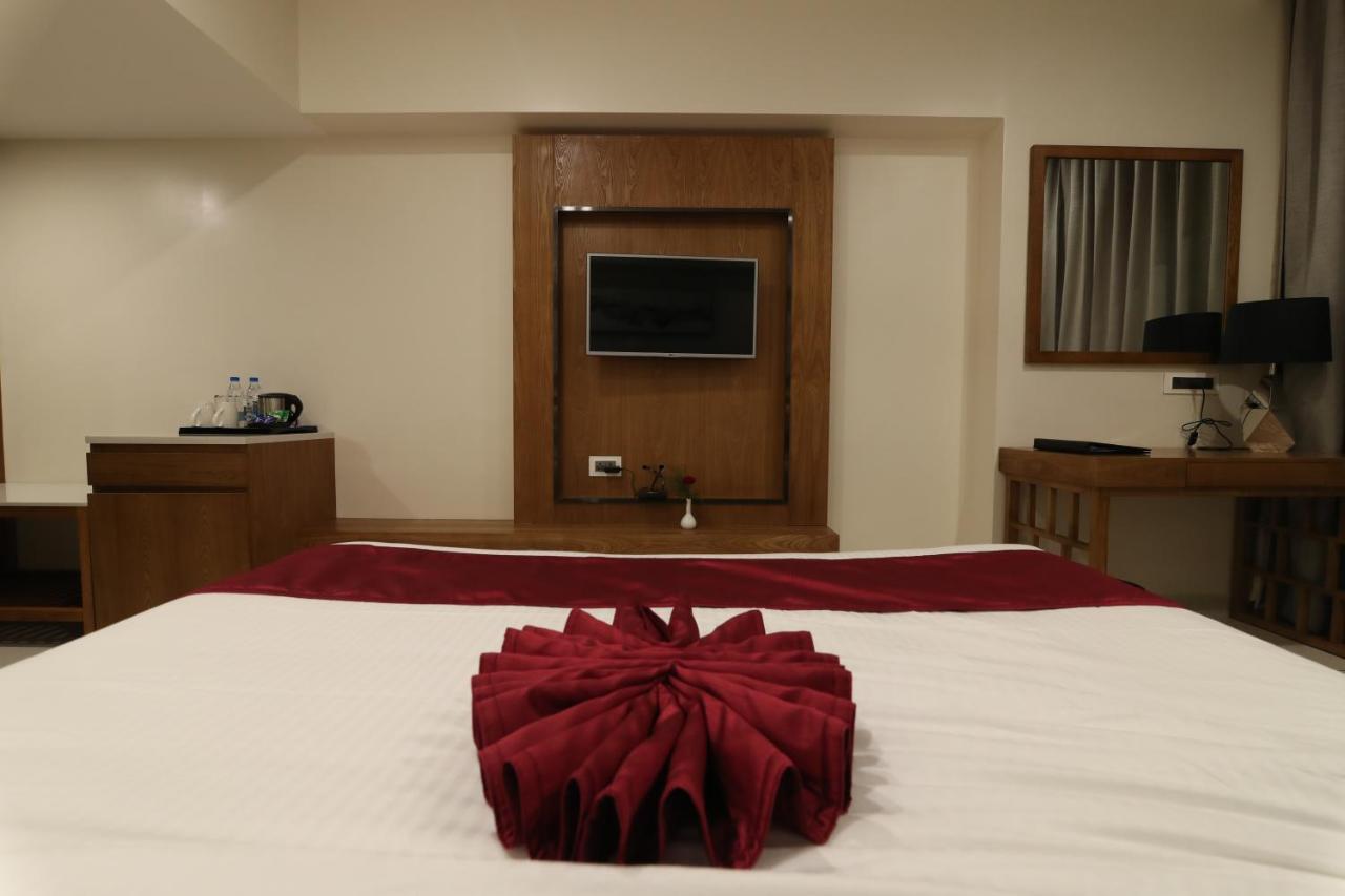 Sri Sri Sri Hotel Khammam Εξωτερικό φωτογραφία