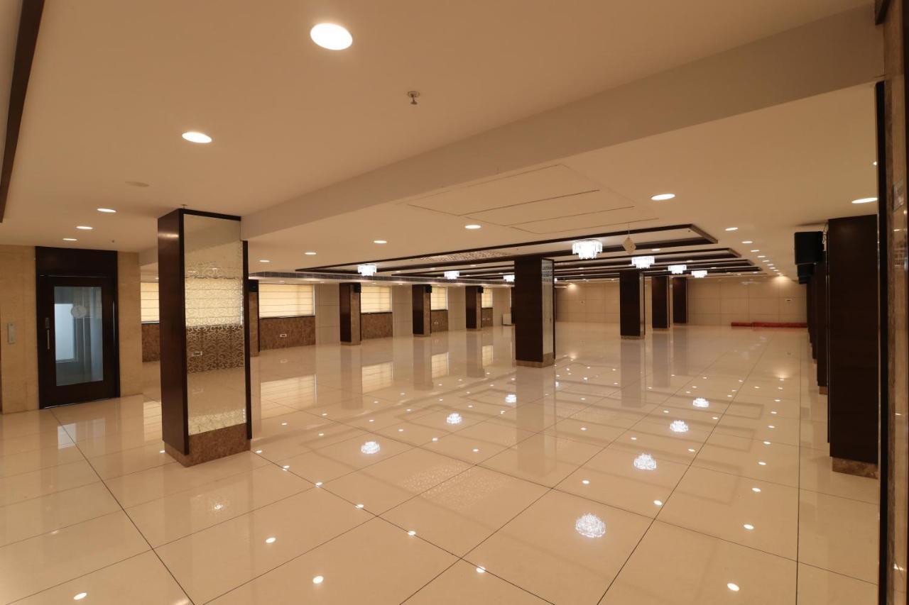 Sri Sri Sri Hotel Khammam Εξωτερικό φωτογραφία