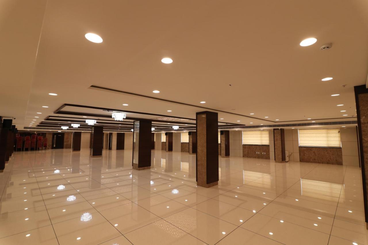 Sri Sri Sri Hotel Khammam Εξωτερικό φωτογραφία